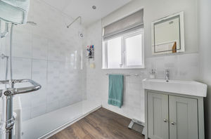 Shower room- click for photo gallery